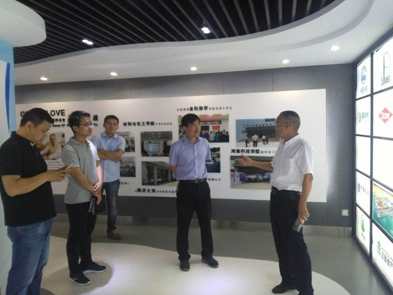 董事長倪貴全介紹公司正商地產、中鐵等戰略合作單位_開來SECOV濕克威防水