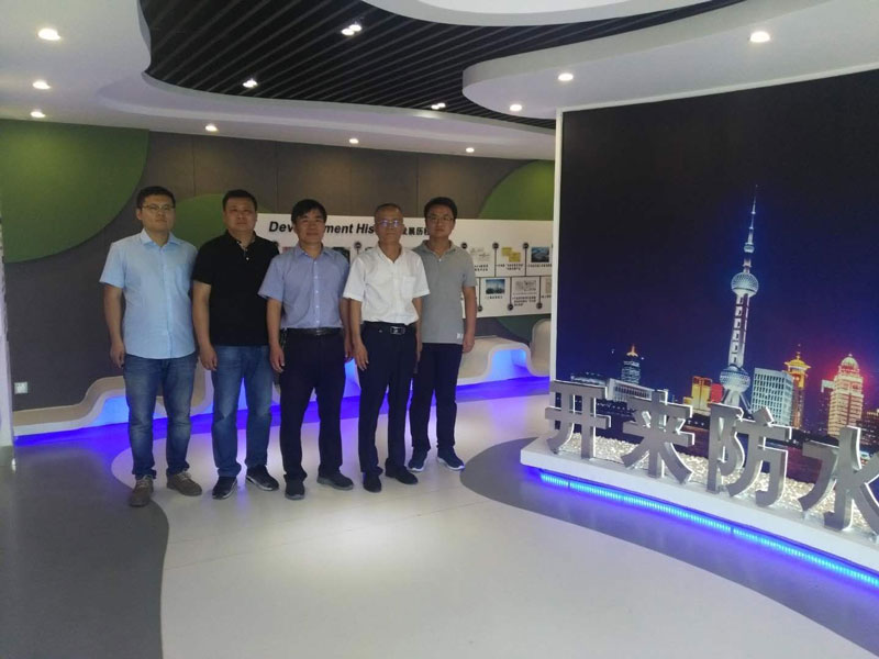 董事長倪貴全與參觀領導合影留念_開來SECOV濕克威防水